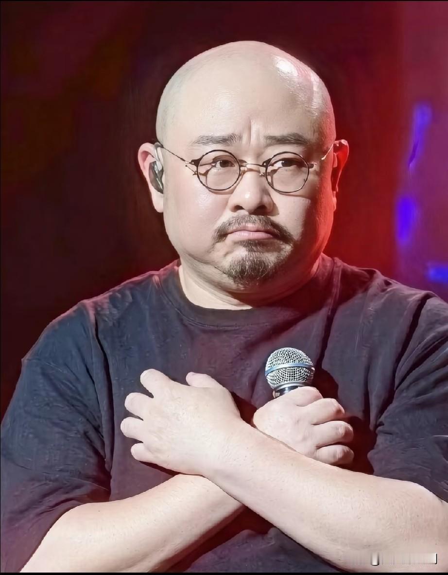 刀郎这人，真是一如既往的狠。沉寂了一年多，半点风声没露，冷不丁地就在后台甩出