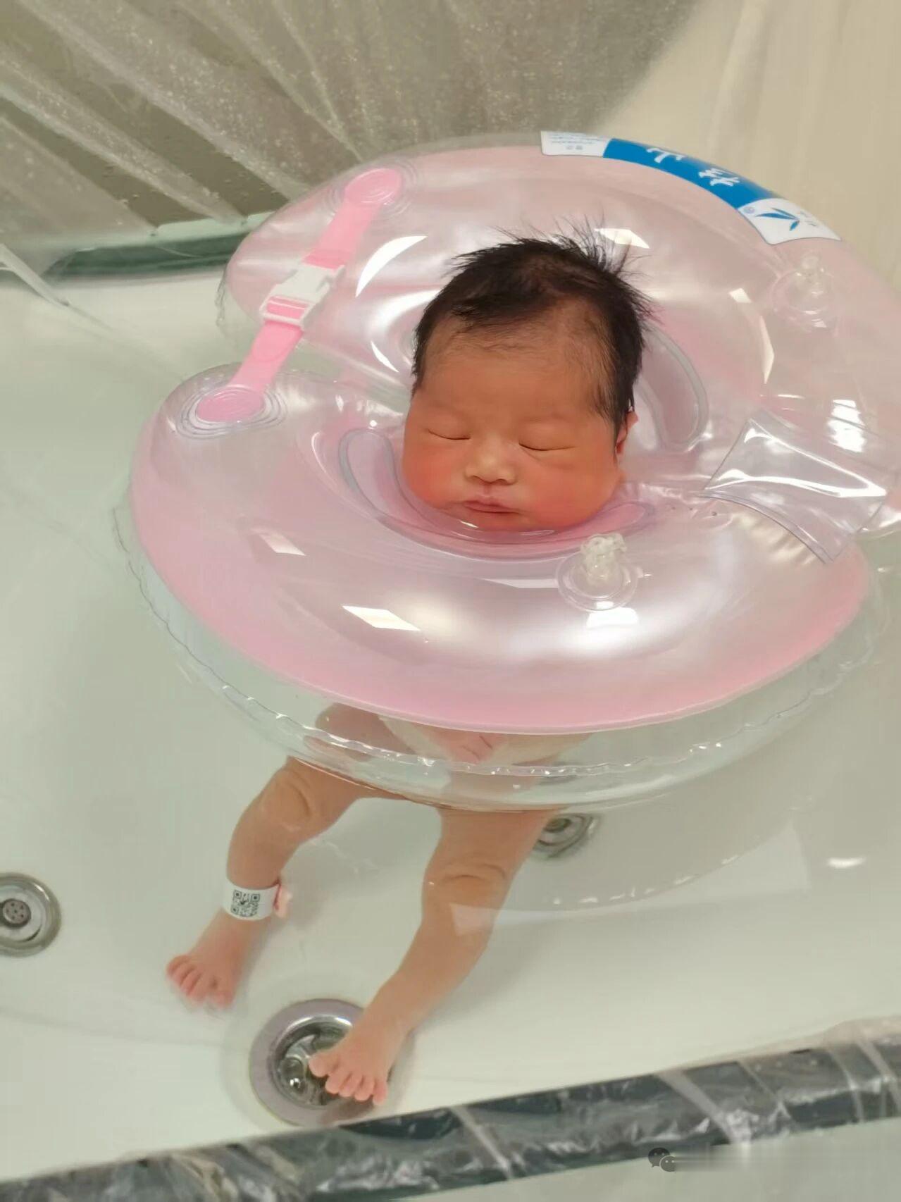 好多婴儿游泳机构都宣称：胎儿在母体里就会游泳，因为子宫有羊水……真是胡扯月子里宝