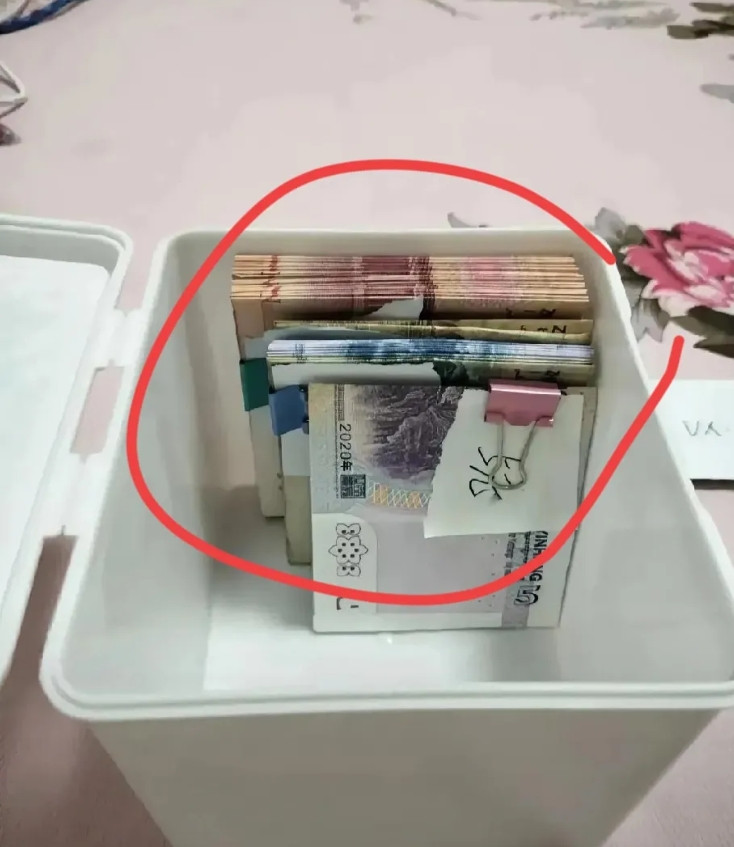妈妈打开女儿行李，当场破防高考结束之后，一位妈妈整理女儿行李时，心脏被狠狠撞了