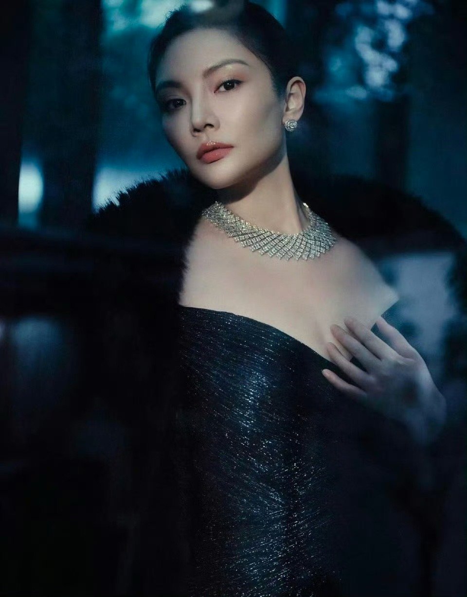 徐冬冬只需轻轻出手徐冬冬这波杂志照太绝了！平时简单朴素的她，一出手就是惊艳全场