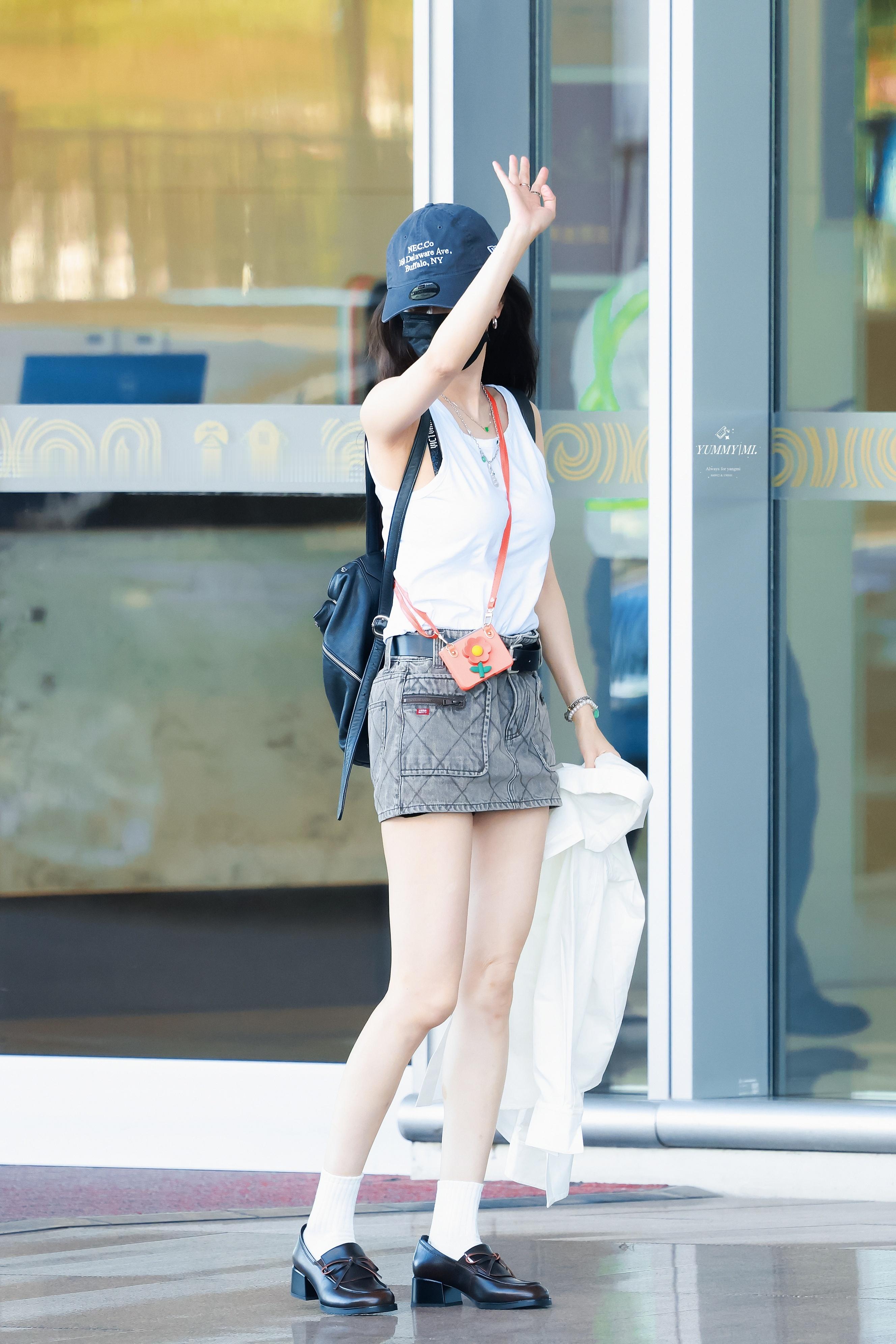 杨幂今日北京出发，幂姐私服好美🙌​​​