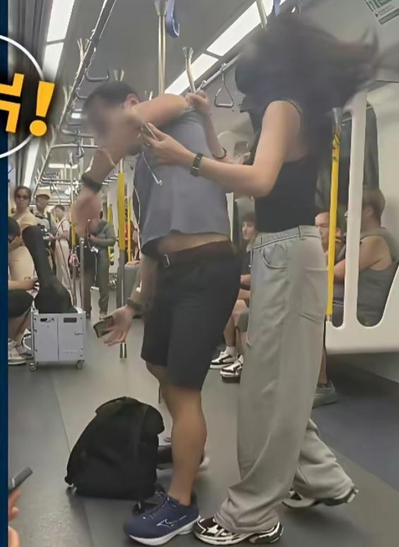 9月27日下午两点左右，港铁东铁线一列车上，一名48岁女子突然抓住旁边一名46岁
