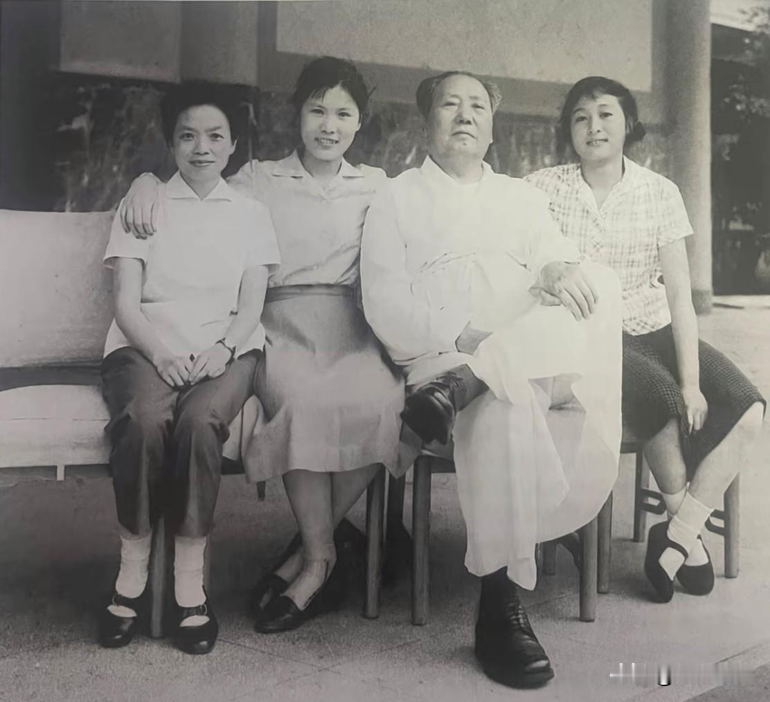 1965年毛主席上井冈山前做了一项重大决策取消军衔制，军人不分职务高低统一着装