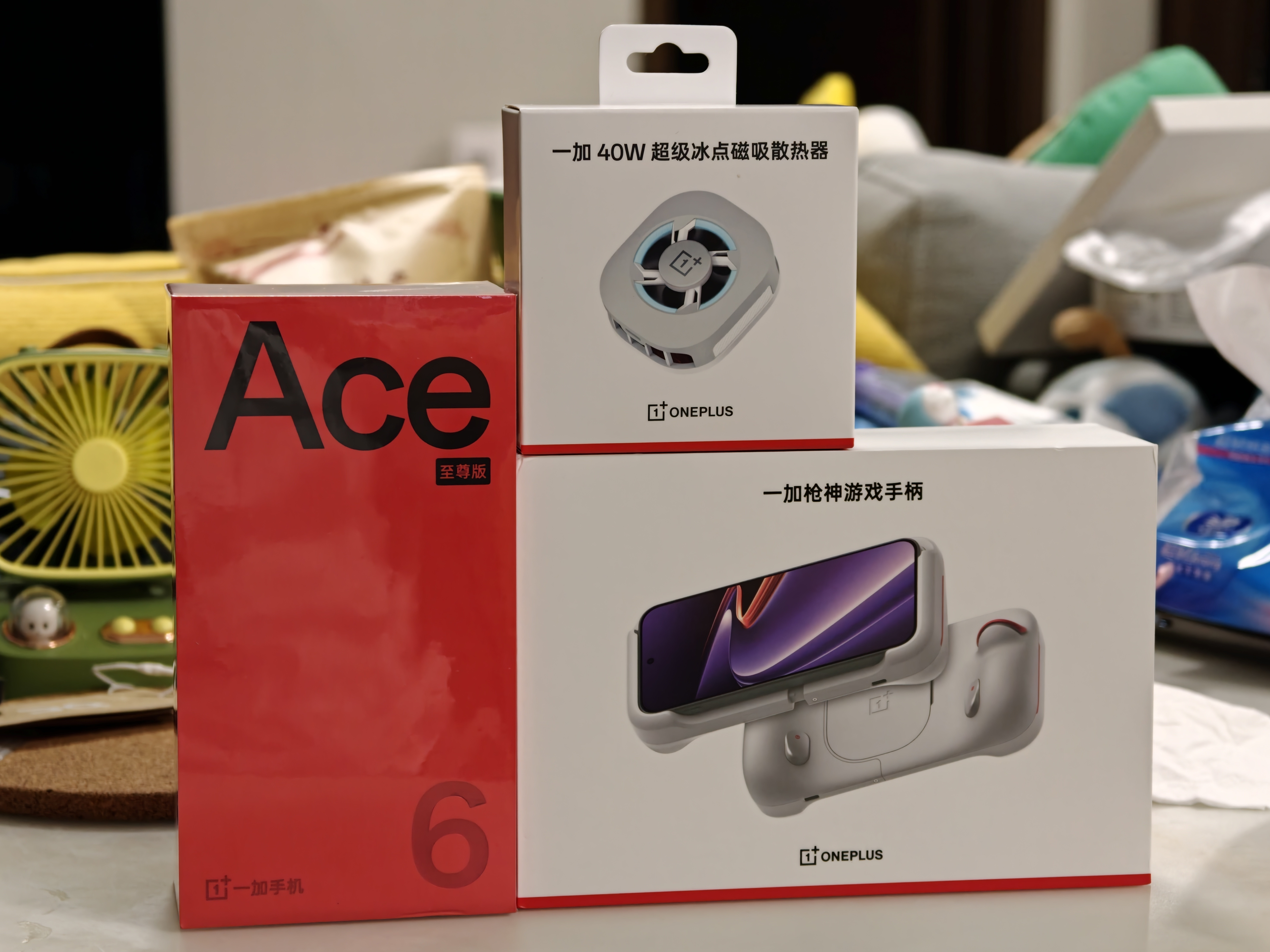 刚到家，发现又收到新的手机套装，一加Ace6至尊版，已经在期待打FPS游戏了