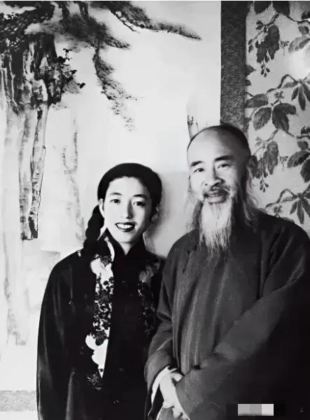 1983年，84岁张大千在台北荣总病房病逝，他的遗嘱很快在报纸公布，令人惊讶的是