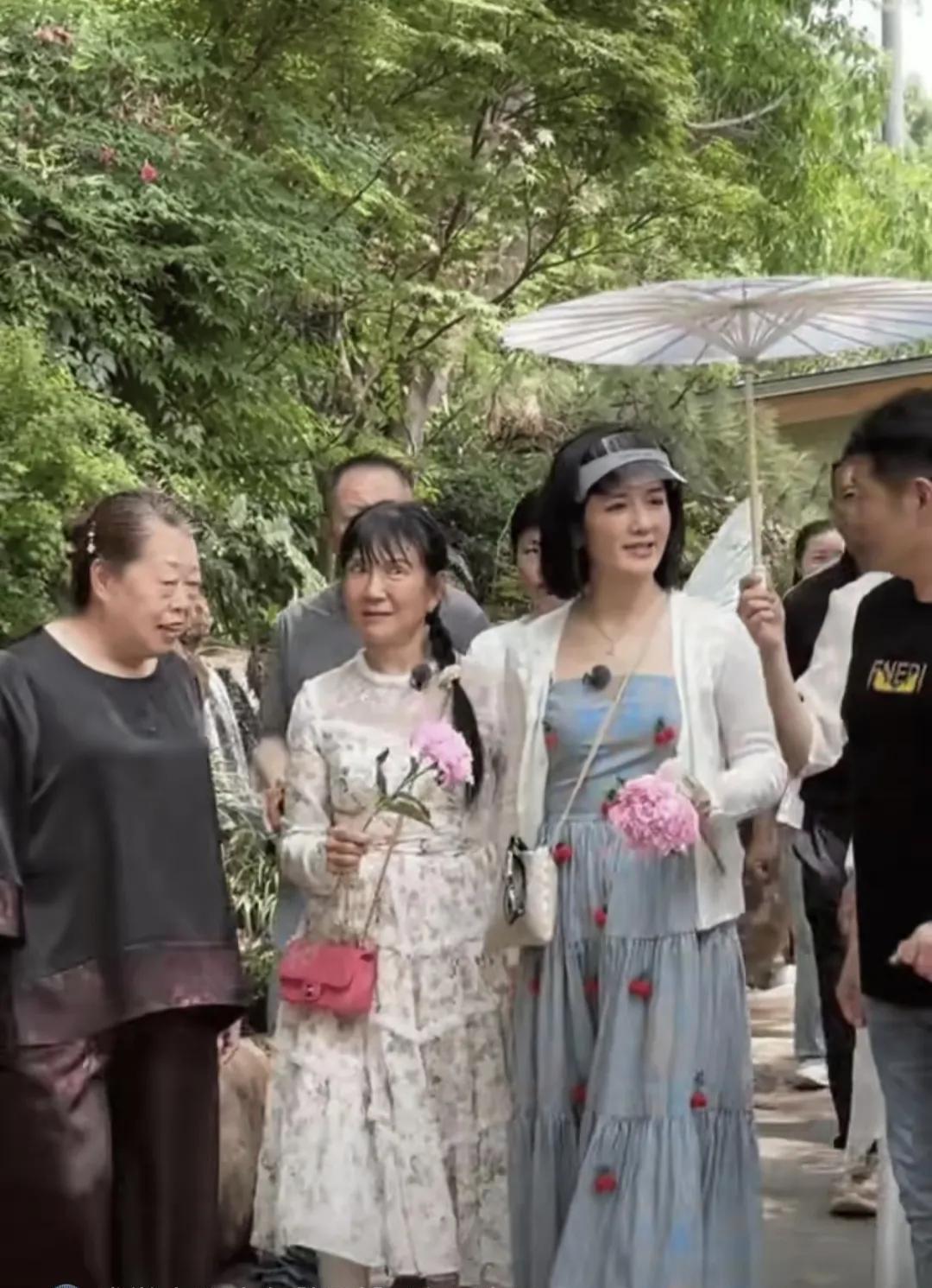 之所以大家觉得谢娜的妈妈很节省，是因为她外出游玩穿的裙子，好像是女儿谢娜不要的裙