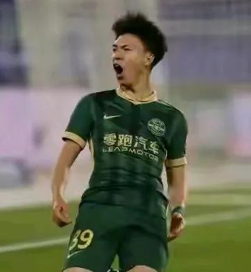 王钰栋超过武磊几乎是不可能的事情！能达到武磊的水平都还为时尚早！虽然现在王钰栋排
