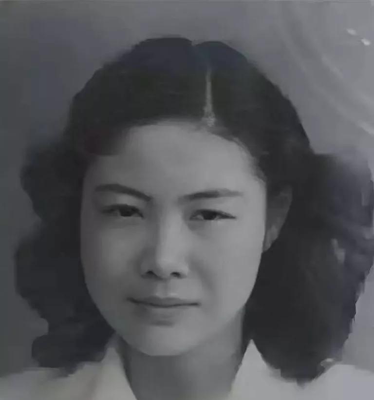 1934年，新婚后不久，才女作家苏青就撞见丈夫与表嫂约会，她隐忍不发，接连生下5