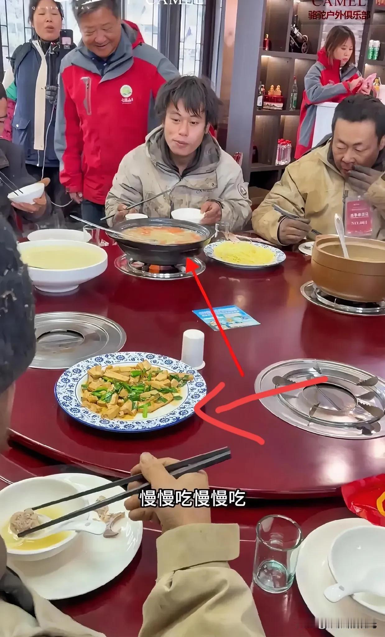 大家别误会了荒野求生的节目组安排的饭菜，并不是舍不得给选手加荤菜，也不是他们