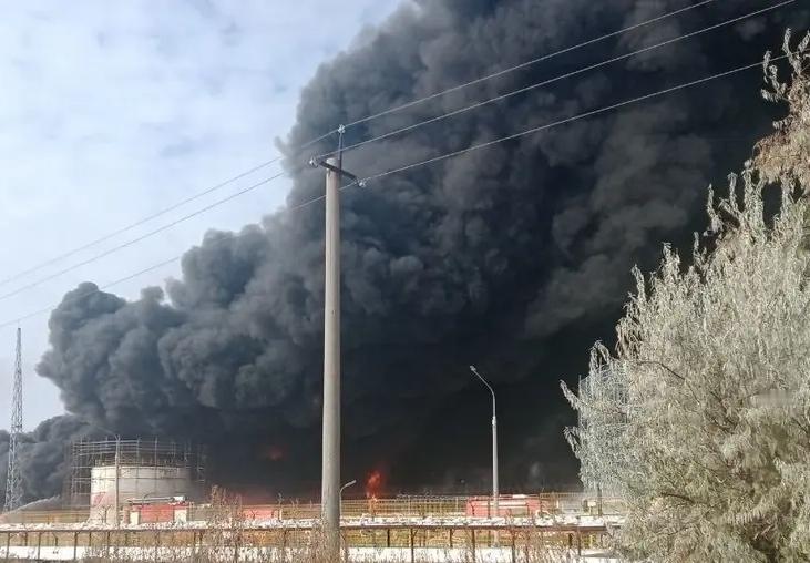 这个仗打了四年，俄罗斯到底是强呢？还是强呢？乌军方称袭击俄方多处石油设施乌克兰是