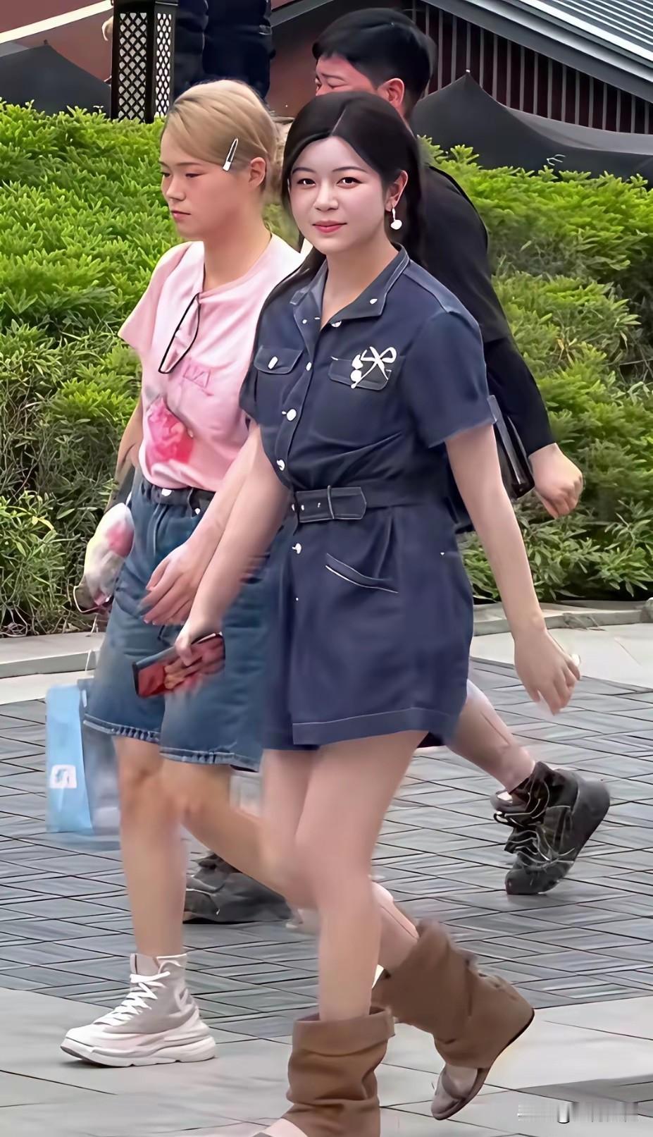 这个女子看起来有些眼熟，但就想不起来她是谁了，无论怎么想，也想不起来了，比较喜欢