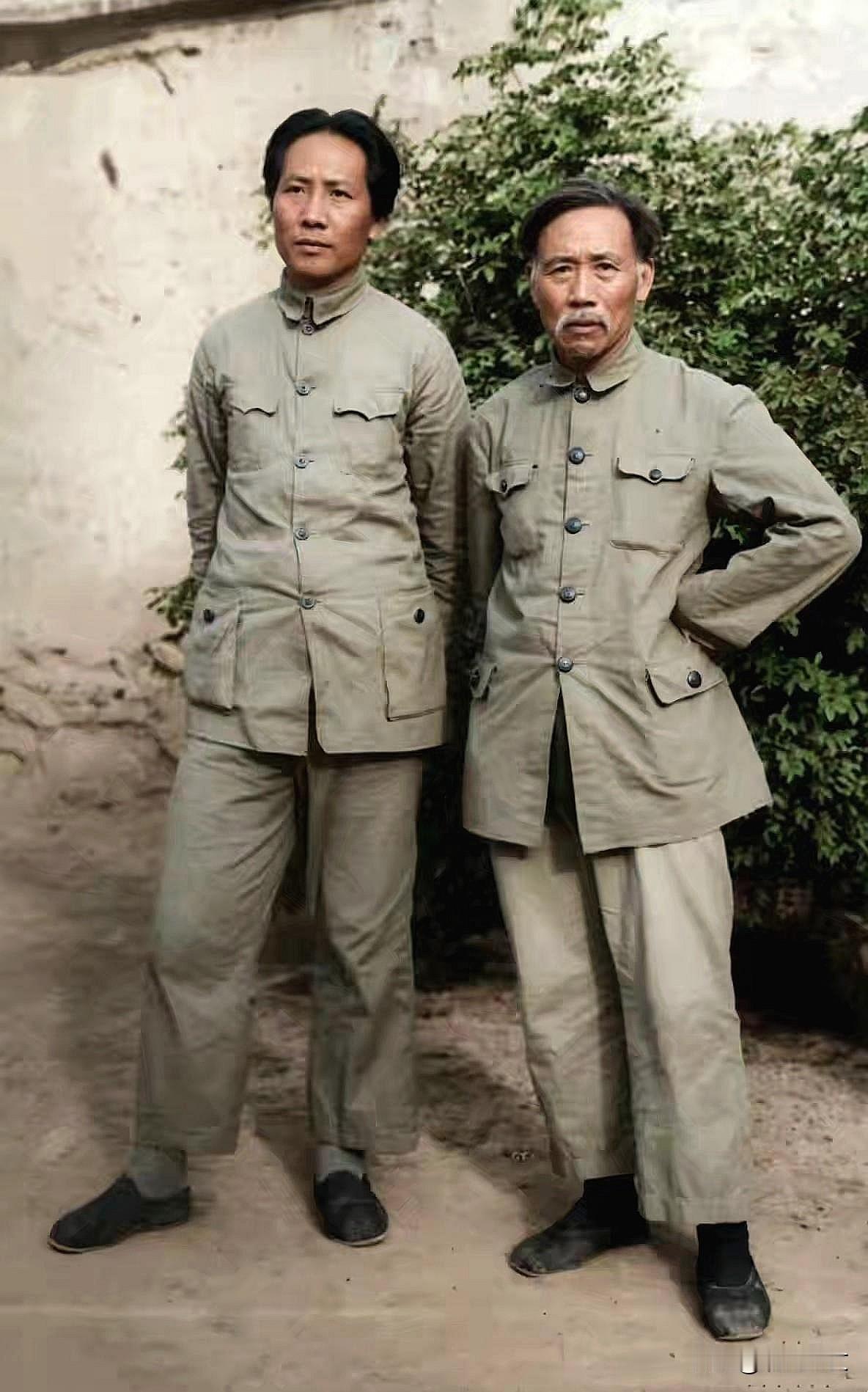 这张珍贵的照片于1936年拍摄于陕西延安，是毛主席和他在湖南师范学校的恩师徐特立