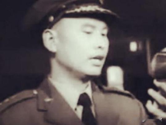 1957年12月17日时任福州军区高炮某师副师长的张清荣乔装打扮，乘坐渔船跑到了