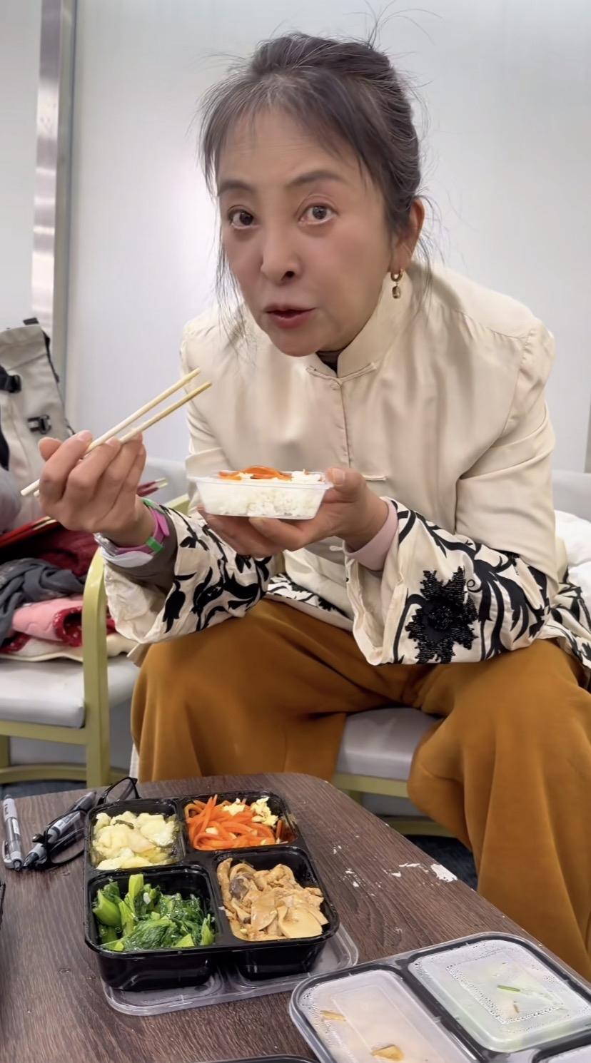 演员蒋勤勤的剧组盒饭，我记得看以前电视剧的拍摄花絮，多大的明星好像都吃盒饭，