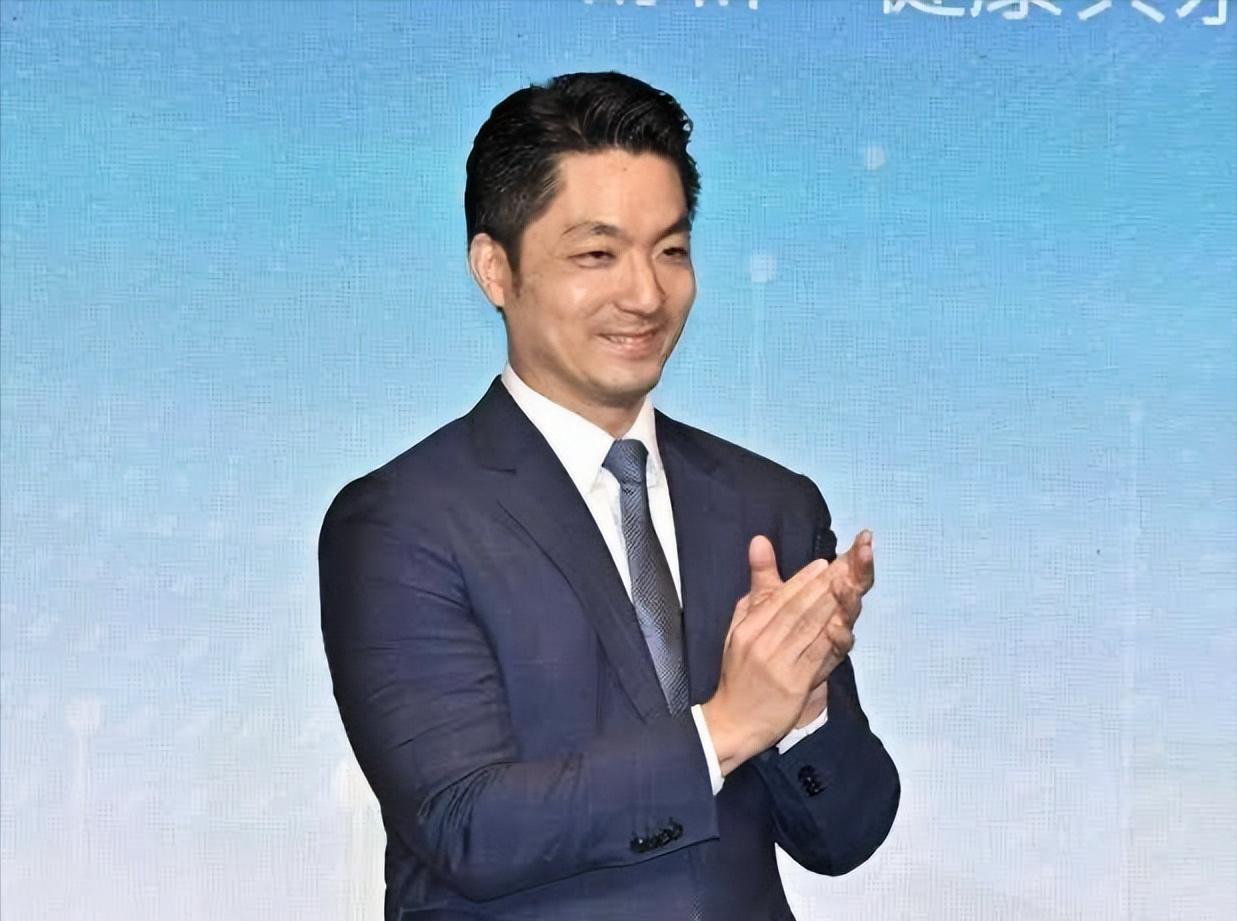 现在的台湾出现了怪现象，主张"台独"的民进党党员吕秀莲、沈富雄、吴子嘉等人开始大