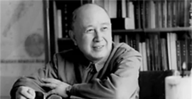 1956年，钱学森参加国宴，可在宴会上竟然找不到自己的座位。就在钱学森尴尬时，毛