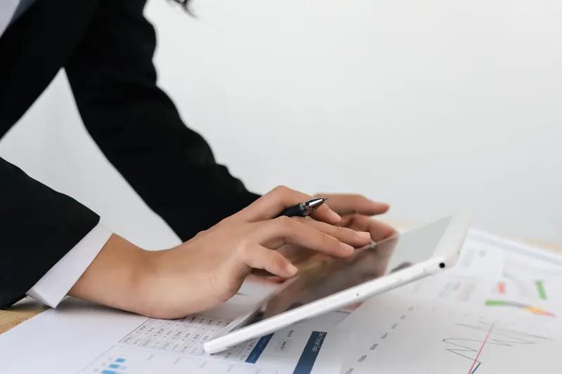 生活就是一件不顺，然后件件不顺，然后你都得想办法解决这些麻烦矛盾。今天早上班，