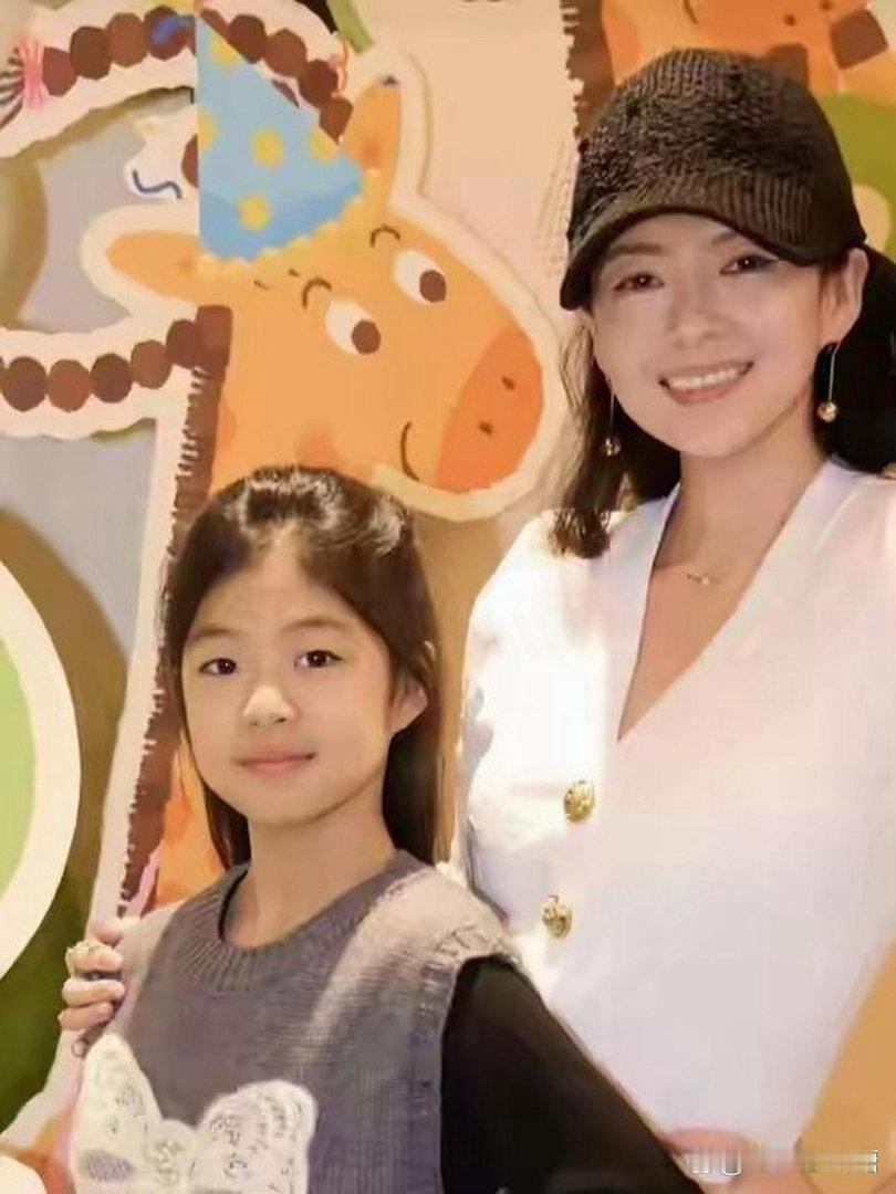 汪峰探视女儿被严格限令。北京朝阳法院判决章子怡享有女儿抚养权，汪峰每月支付三十万抚养费，探视需提前七