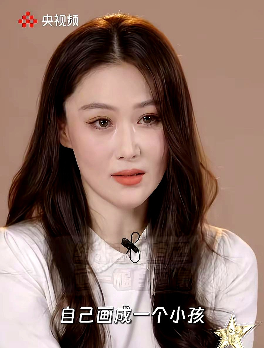张馨予在央媒采访里一露面，不少人第一眼愣是没敢认。穿件白上衣，翘着腿坐在椅子上，眼眶泛红，整个人跟以