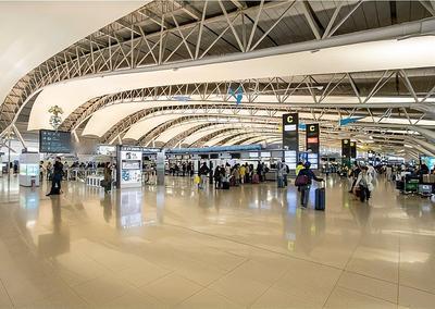 痛心！中国20岁小伙日本机场4楼坠亡，母亲目睹全程崩溃，防护漏洞引众怒！突