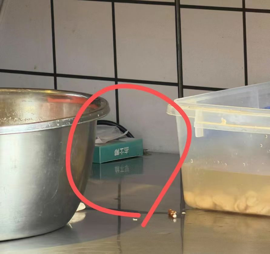 后厨扎血测艾滋？先别急着骂，这件事有个巨大的错位重庆一个厨师在后厨当众扎破手指测试剂，照片被发到网上