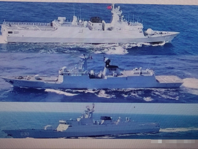 美军航母逼近黄岩岛28海里！中国歼-16携'炸弹卡车'火力硬核亮剑，退役美上将警告：谁开战谁脑子进水！