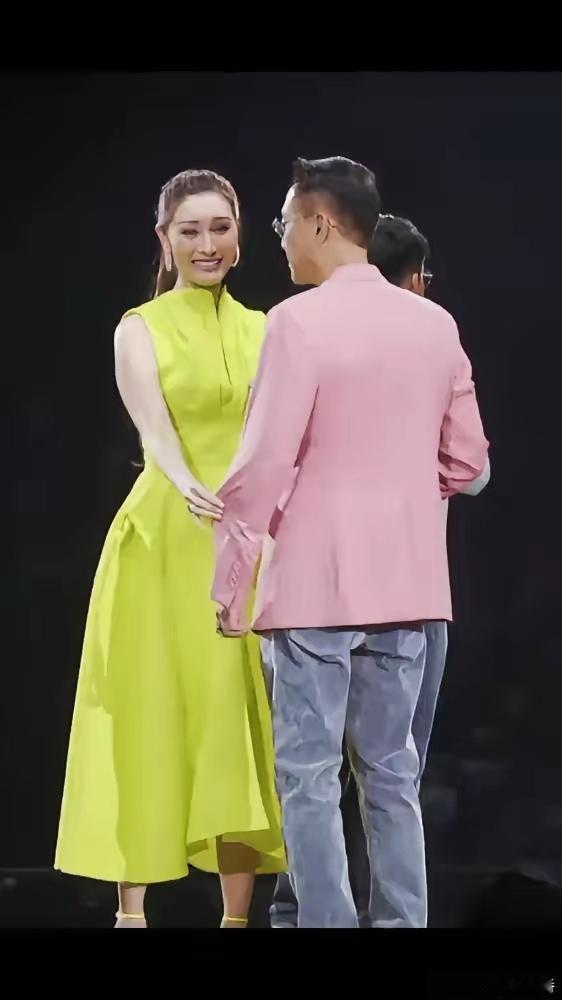 李嘉欣穷极一生打造的美貌神话，被她儿子许建彤父亲带来的基因的脸一拳砸得稀碎