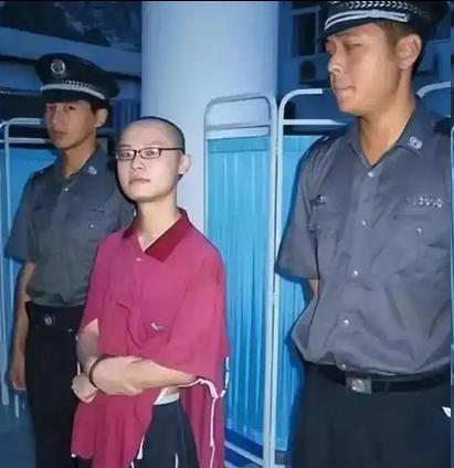 长沙25岁的女老师陆灿昱，被自己一直当成弟弟的学生，骗进了一间不到四平米的出租屋