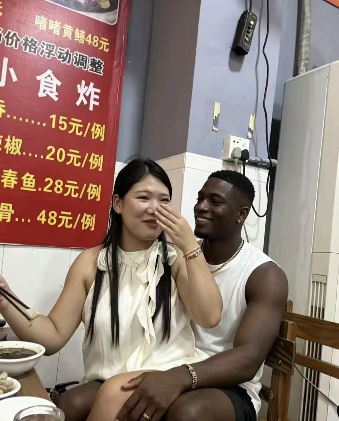 能坐在男朋友腿上吃饭，小姐姐可开心了！发现有人录像，还下意识捂嘴挡脸，害羞了！