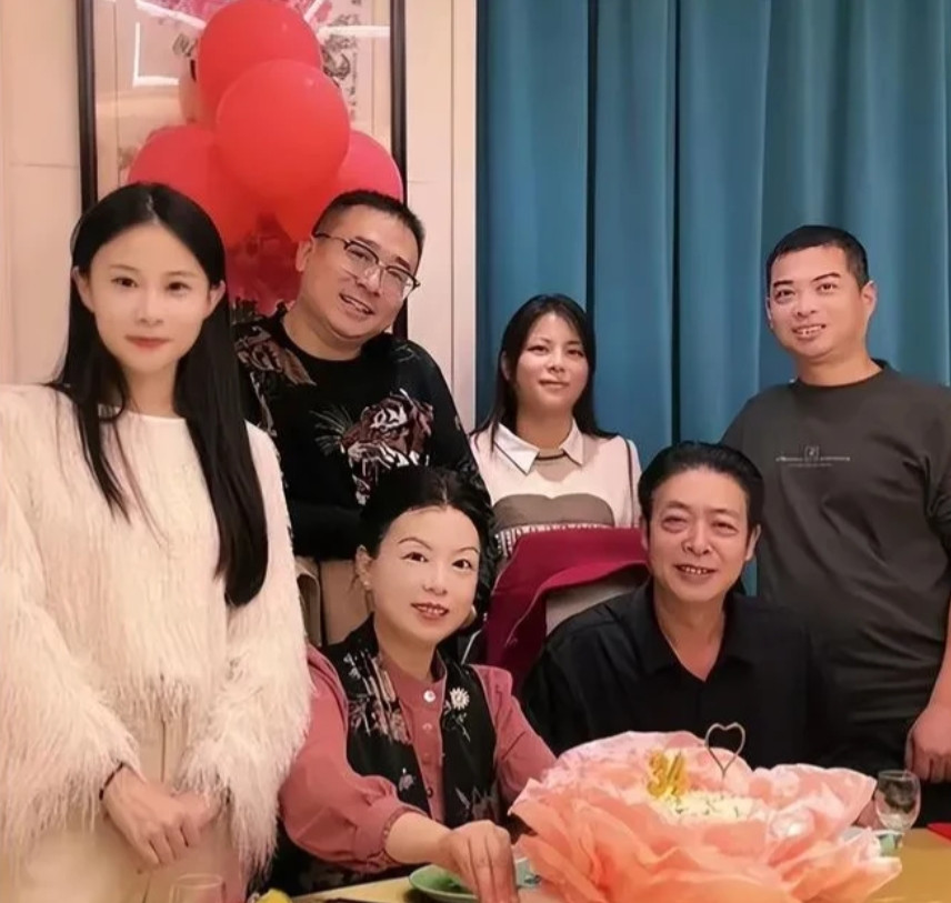 女人嫌丈夫长得太丑，6年不和丈夫同床，逼迫丈夫离婚，38年后得知儿子当上院长，竟
