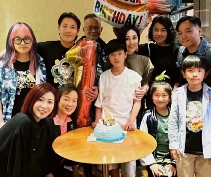 杨千嬅儿子好帅，13岁身高超170、一年长10cm，大鼻子和爸爸一样​​​