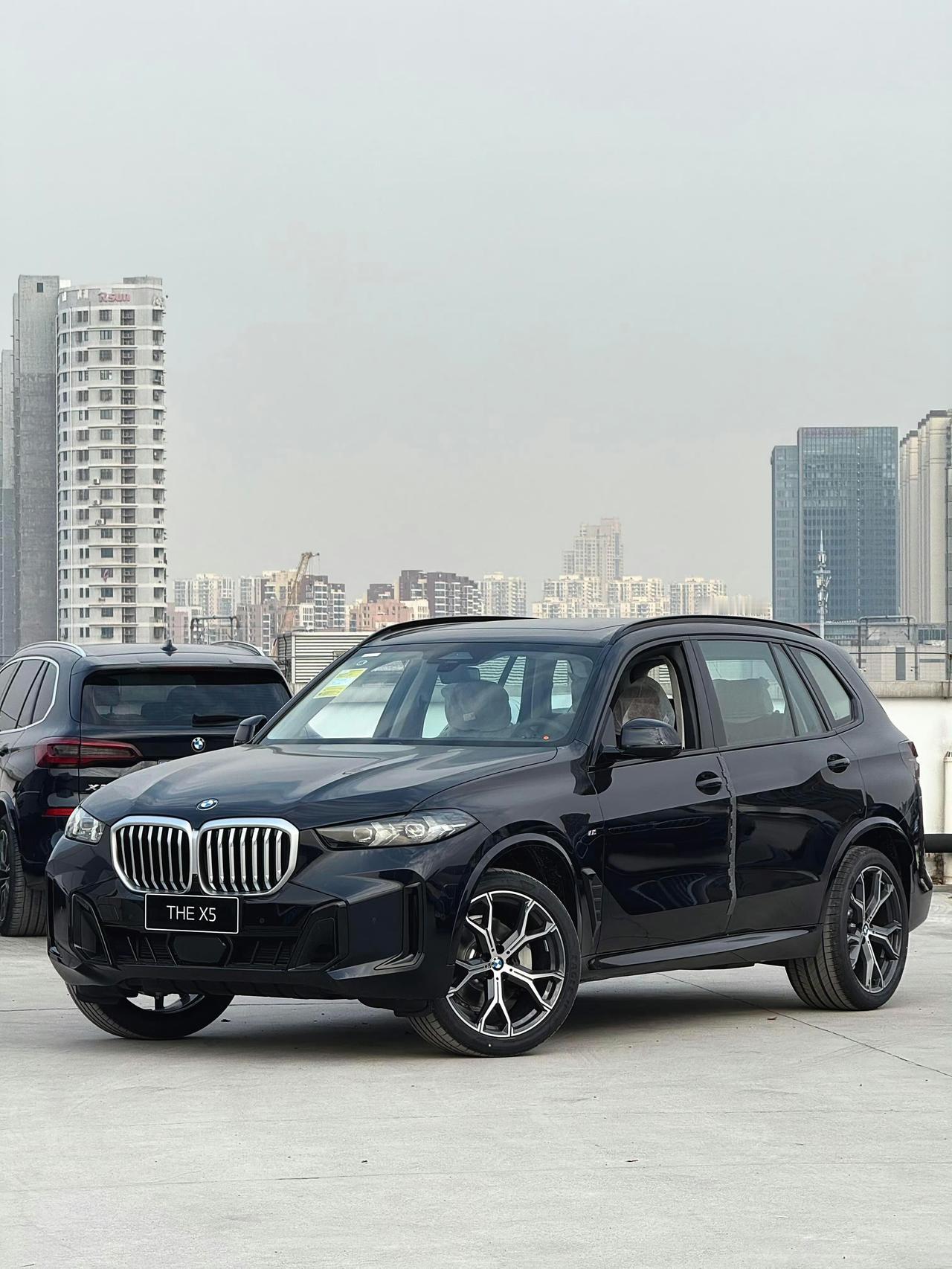 26款宝马X52.0T尊享运动耀夜版实车，这次宝马玩起降价增配，诚意满满。它所