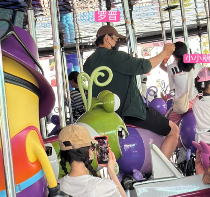 还有人觉得唐嫣和罗晋分手了吗？人家一看三口不是好好的吗？唐嫣甚至还在游乐场给罗晋