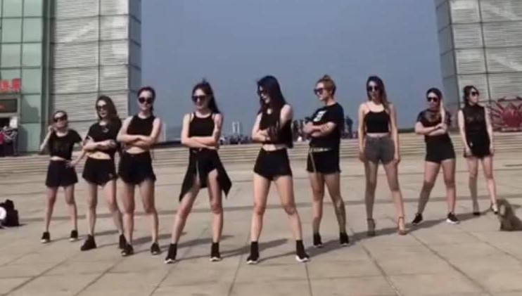 一群美女在广场跳性感社会摇vs成熟稳重的广场舞 哪个更好看?