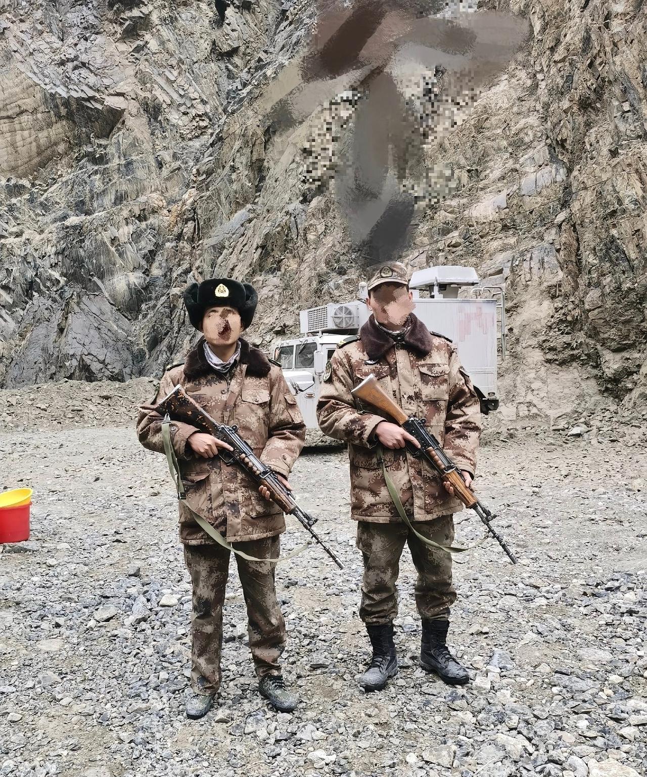 [呲牙笑]当年中印加勒万河谷冲突的照片又出来了——嚯嚯嚯，我撂倒一个，又撂倒一个