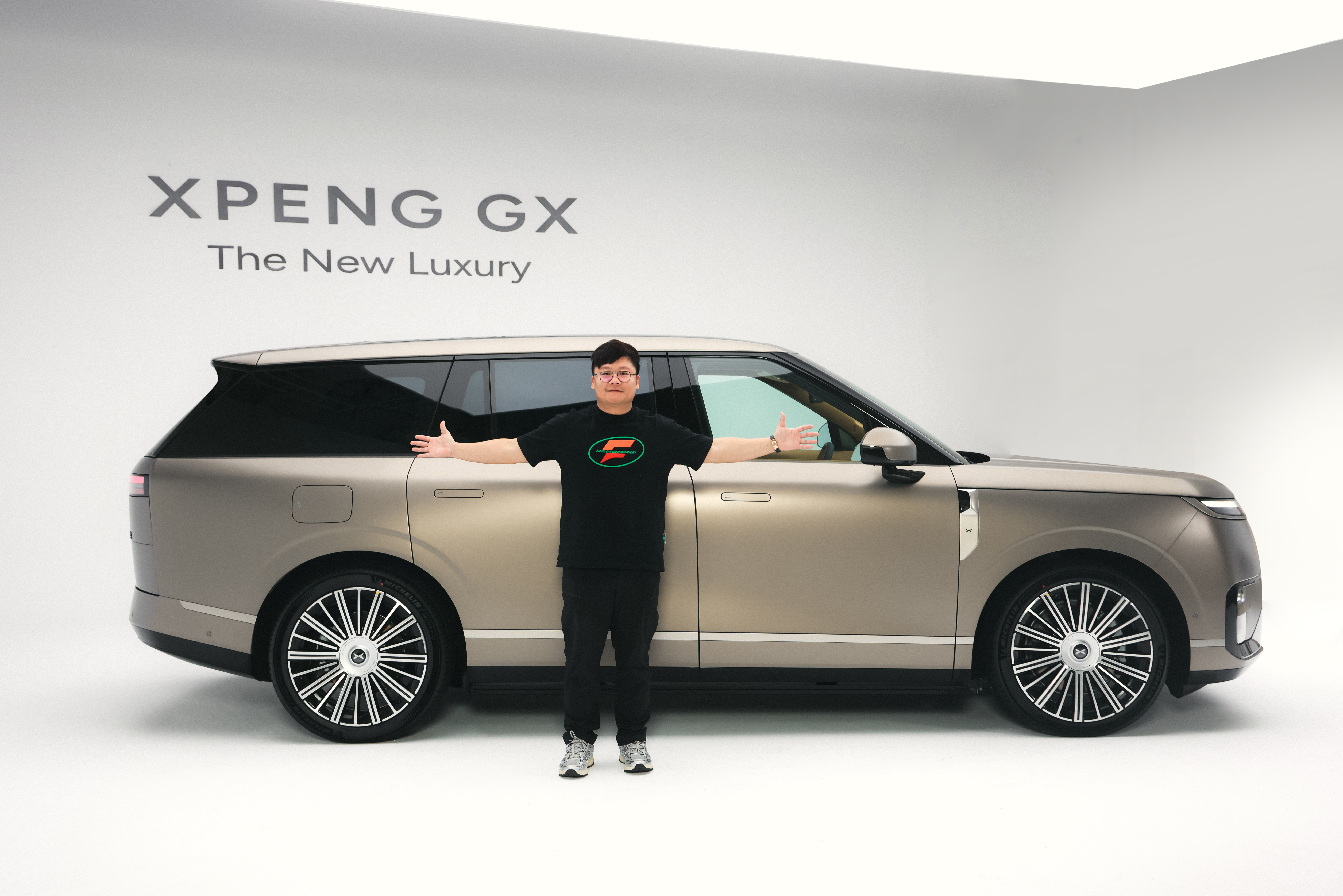 我发誓再也不和大车合影了。小鹏GX这，也是体量十足啊。新科技旗舰小鹏gx来了