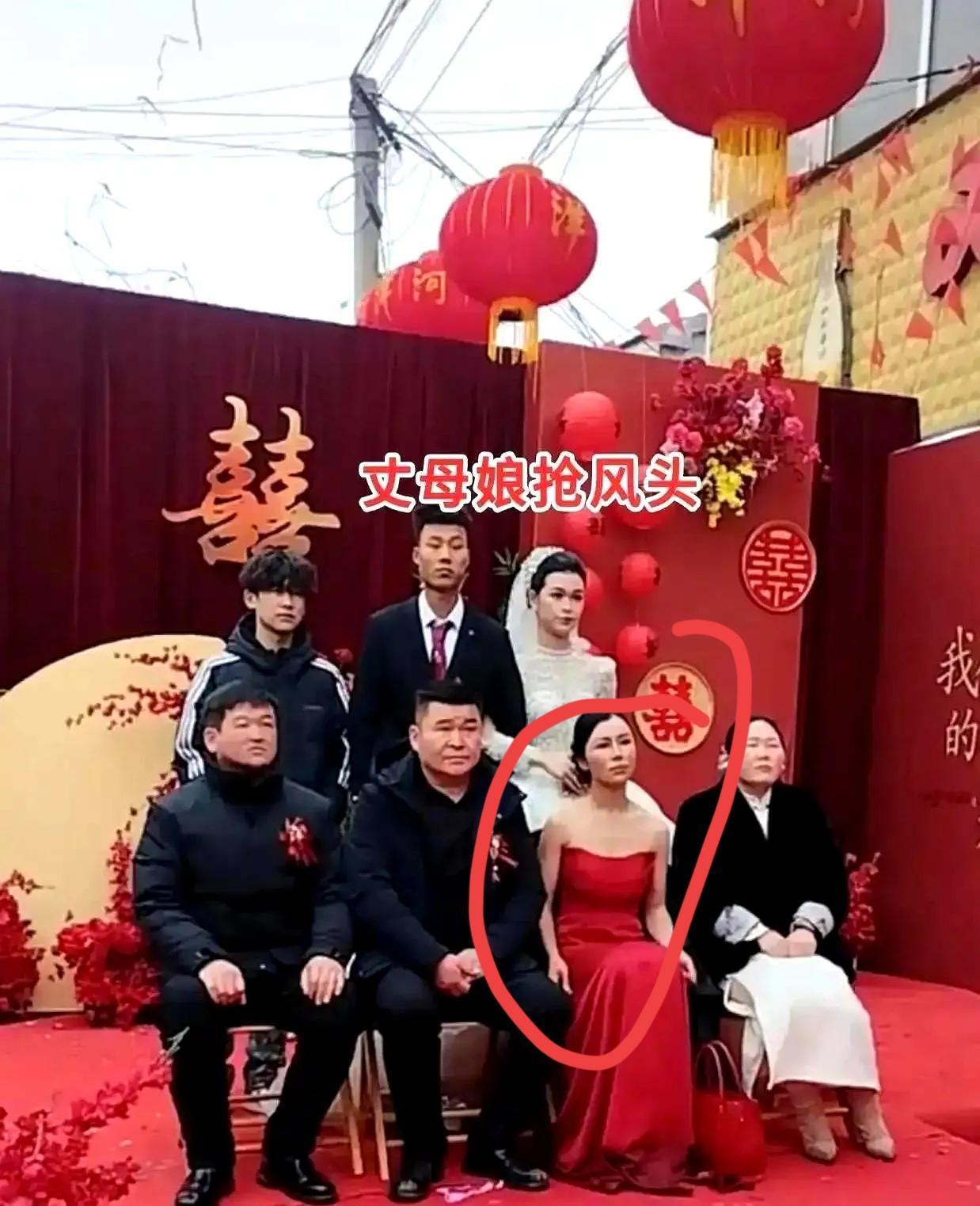 河南这场婚礼，短短三分钟，看得人尴尬癌都犯了。亲妈穿着红色抹胸站在C位，手里拎