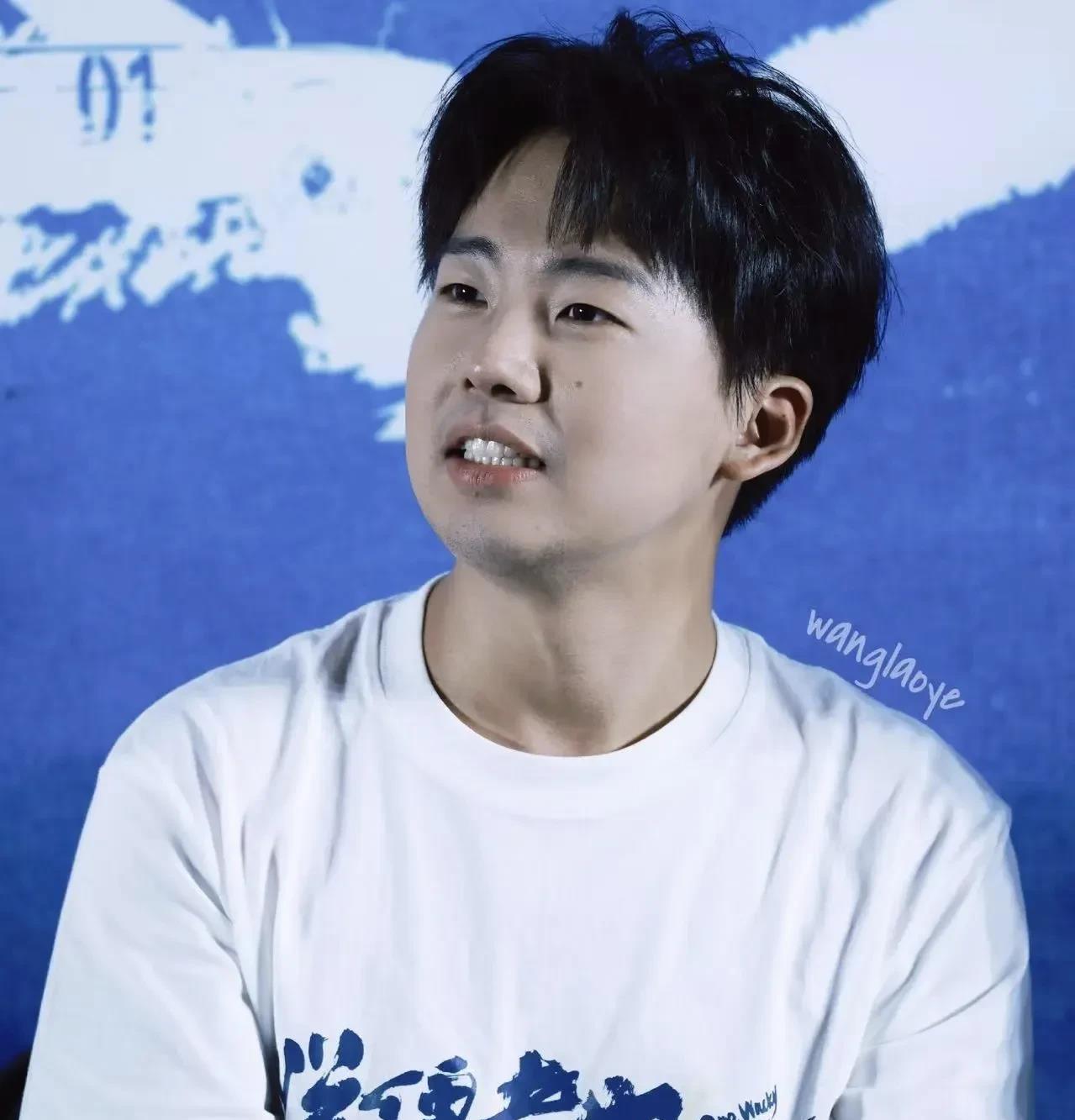 郭麒麟明涵亲爹后妈？郭麒麟新电影《脱缰者也》热映，宣传时他暗讽郭德纲不希