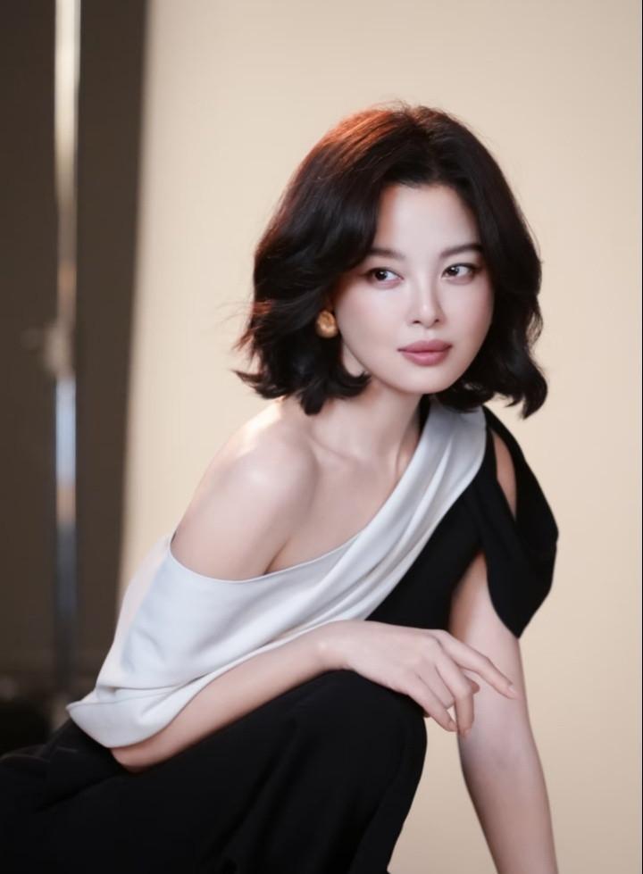 1.辛芷蕾的新剧播出效果一般，之前凭借威尼斯影后身份攒下的热度，也在慢慢褪去。2.井柏然对生孩子这件