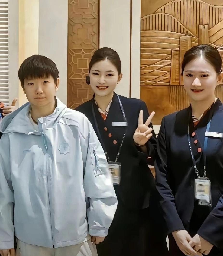 谁懂啊！莎莎和空姐同框，气质也太绝了✨刷到莎莎和空姐的合影，真的被狠狠戳中