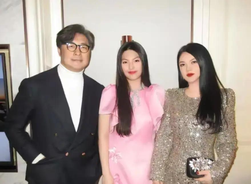 李湘这一家子最近在哈尔滨冰雪节合体亮相。说白了，这就是一场精心策划的公开活动。李