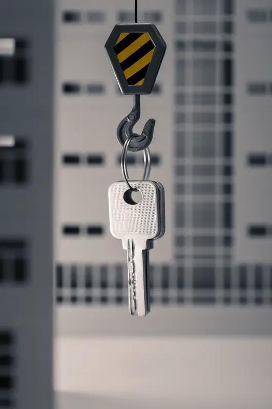 四川绵阳的张女士真是倒了大霉。她花100多万买的毛坯新房，开发商通知验房时，推门