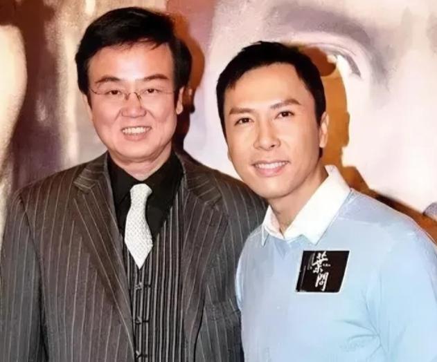 2007年，黄百鸣筹拍《叶问》时，邀请李连杰出演，没想到李连杰开价1亿，还说是友