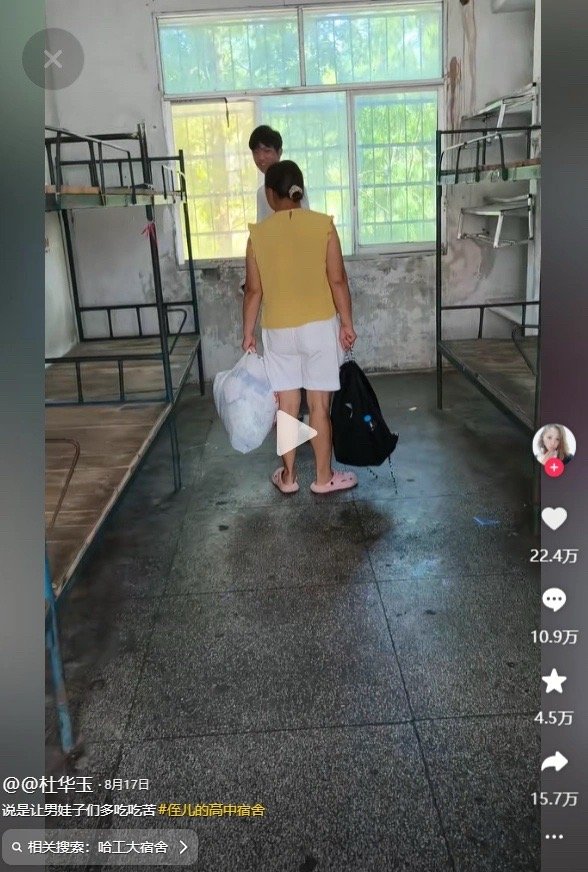 虽然环境确实不怎么滴，倒也不至于被P成那样，不就是P图吗，你们看看图三，一下子档