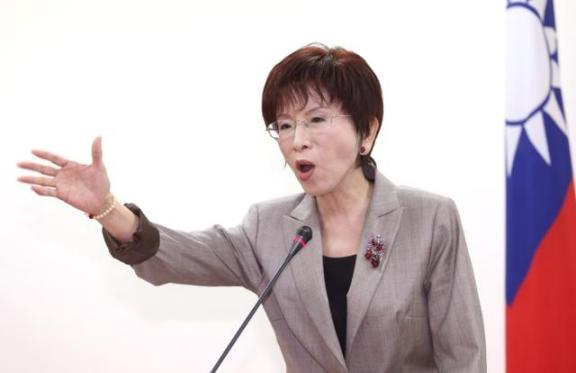 别再把全部喊“统一”的都当作自己人了，洪秀柱和郑丽文完全不是一路人！不少人觉得，