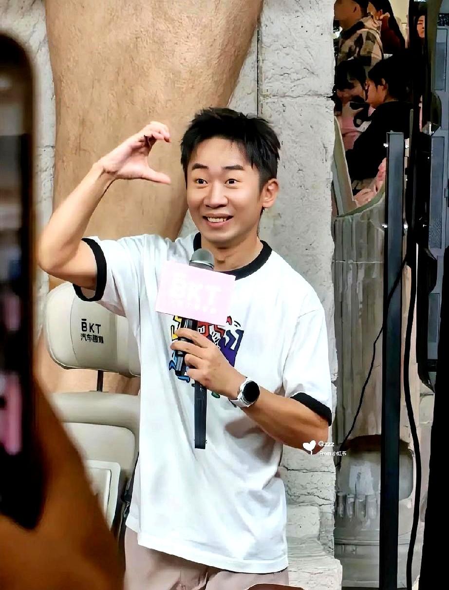 内娱有个怪现象，颜值越普通，资源越逆天。打开电视，哪哪都是杨迪。《你好，星期