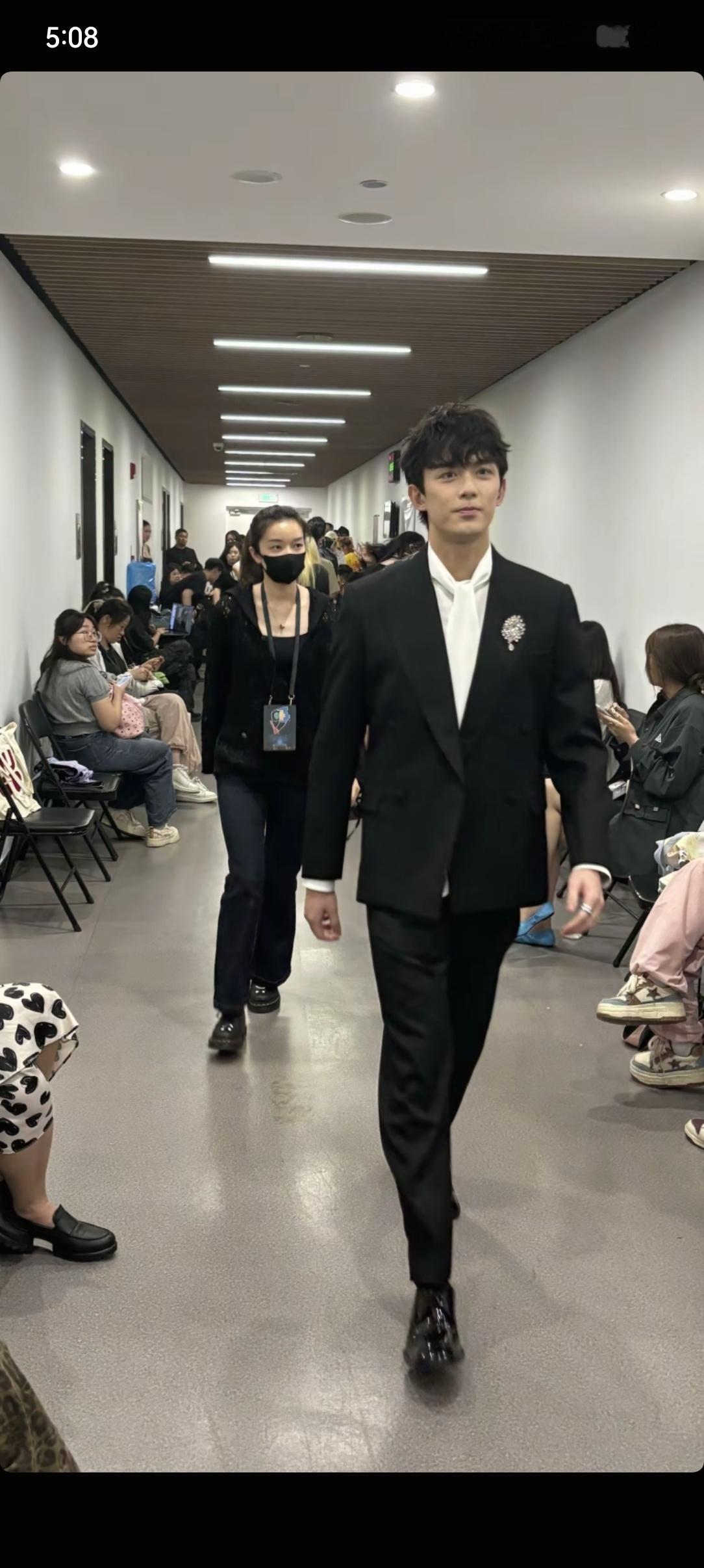 吴磊妈妈气场太会生了!!俩孩子都好漂亮​​​