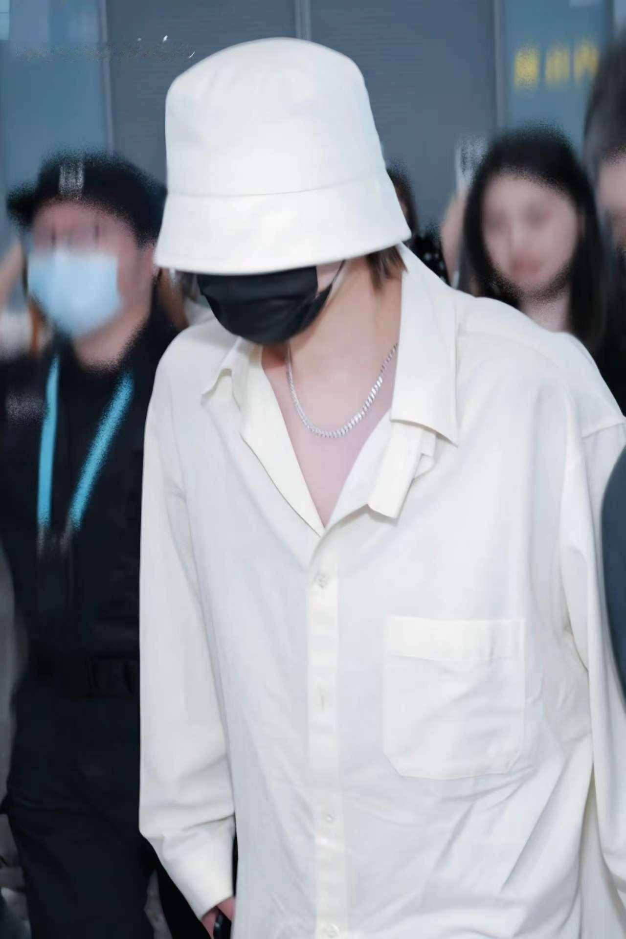 徐明浩白衬衣look徐明浩完全超模身材徐明浩白衬衣look，哇塞，不错的​​​