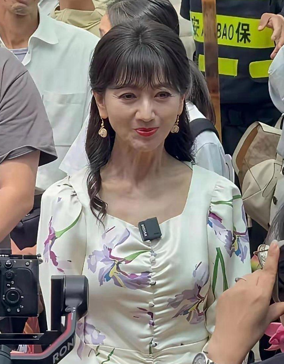 71岁赵雅芝生图曝光，着实令人惊叹！前段时间她现身杭州西湖，即便涂着厚厚的粉底，
