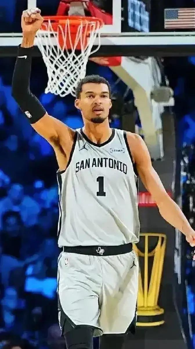 NBA官网今早更新数据，文班亚马防守效率冲到联盟第4。但波波维奇，正故意把他“锁